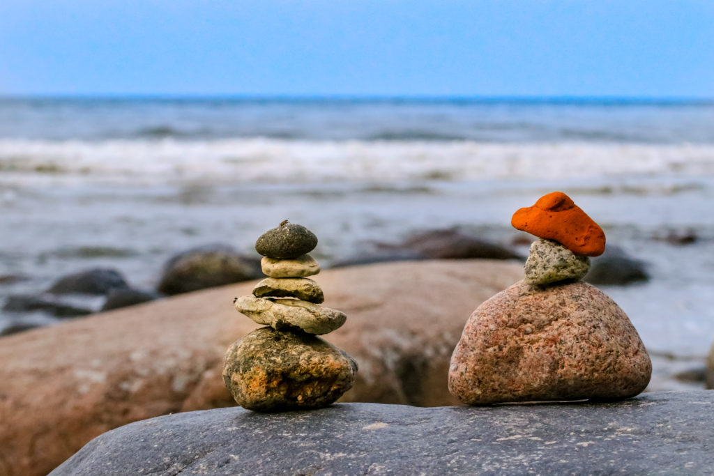Steinhaufen auf Fels vor dem Meer